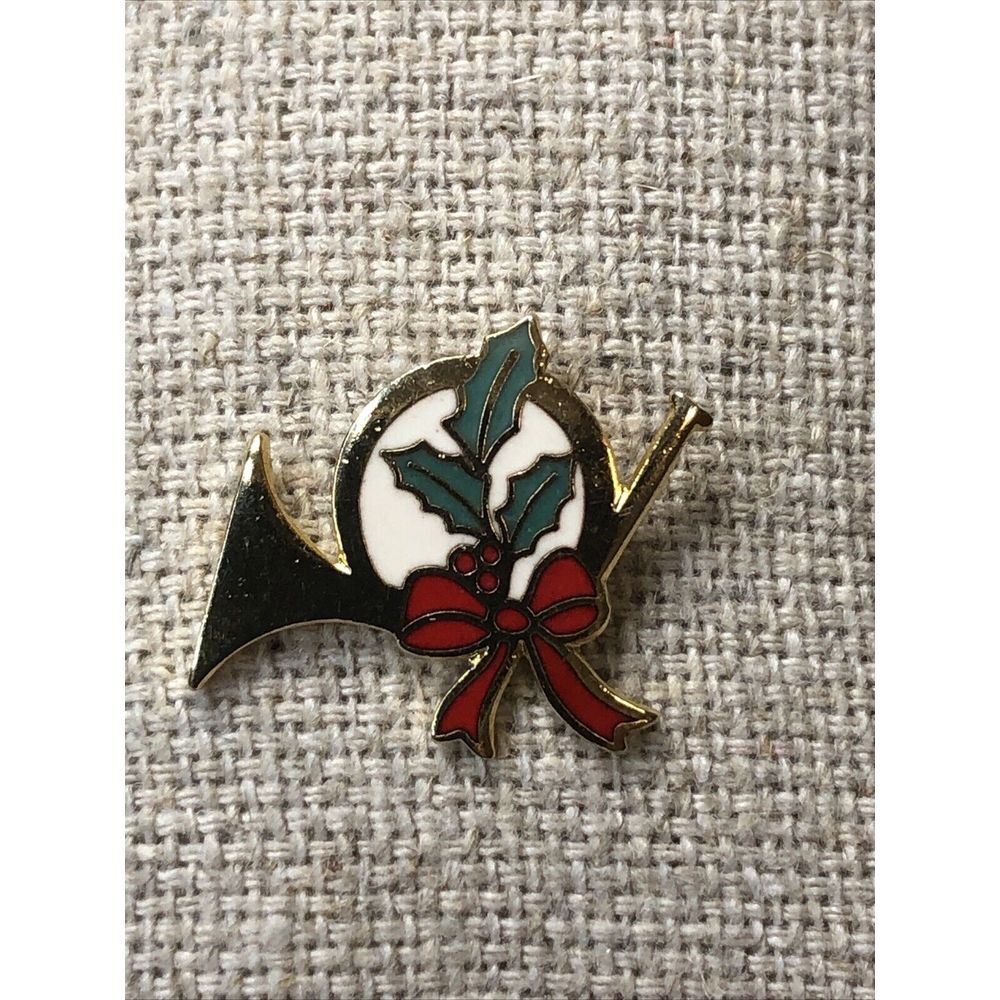 HALLMARK CARDS INC CHRISTMAS ENAMEL FRENCH HORN TIE‎ TAC BROOCH PIN